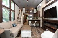 格尔夫海岸Gulf Shores RV Resort的一间客厅,客厅配有沙发和电视,位于一个小房子里