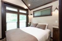 格尔夫海岸Gulf Shores RV Resort的带白色床和窗户的卧室