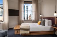 Emery Hotel, Autograph Collection客房内的一张或多张床位