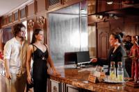 亚松森Nobile Suites Excelsior Asuncion的三人站在厨房里