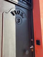 米兰Fiori 3 Apartment的建筑物一侧的三号门