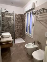 米兰Fiori 3 Apartment的带水槽、马桶和淋浴的浴室