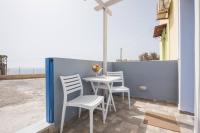 Santorita Suites的阳台或露台