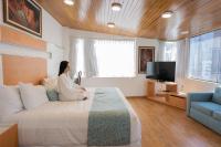 Suites Coben Apartamentos Amueblados的电视和/或娱乐中心