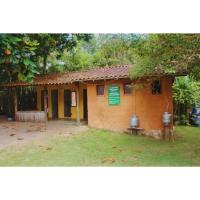 帕拉蒂Cabana Vila do Teteco - Praia do Sono的一座小建筑,上面有绿色的标志