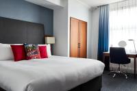 The Cumberland, London客房内的一张或多张床位