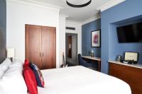The Cumberland, London客房内的一张或多张床位
