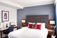 The Cumberland, London客房内的一张或多张床位