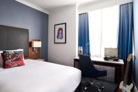 The Cumberland, London客房内的一张或多张床位