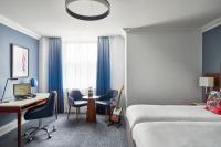 The Cumberland, London客房内的一张或多张床位