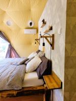 Nomad Glamping客房内的一张或多张床位