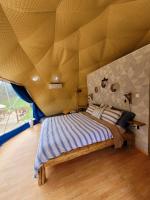Nomad Glamping客房内的一张或多张床位