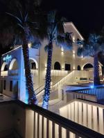 赫尔采格诺维Hotel Vila Hedonija的一栋建筑前有棕榈树的酒店