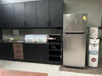 Premier Hostel Chiang Mai的厨房或小厨房