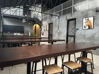 Premier Hostel Chiang Mai餐厅或其他用餐的地方