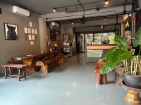 Premier Hostel Chiang Mai的休息区