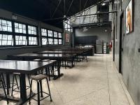 Premier Hostel Chiang Mai餐厅或其他用餐的地方