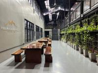 Premier Hostel Chiang Mai餐厅或其他用餐的地方