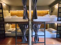 Premier Hostel Chiang Mai客房内的一张或多张床位