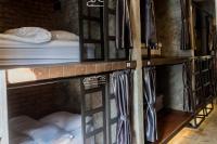 Premier Hostel Chiang Mai客房内的一张或多张床位