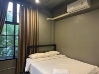 Premier Hostel Chiang Mai客房内的一张或多张床位