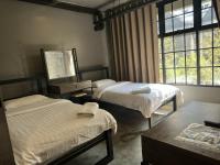 Premier Hostel Chiang Mai客房内的一张或多张床位