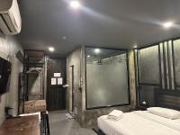 Premier Hostel Chiang Mai客房内的一张或多张床位