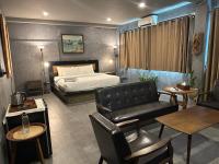 Premier Hostel Chiang Mai客房内的一张或多张床位