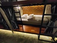 Premier Hostel Chiang Mai客房内的一张或多张床位