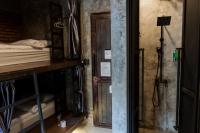 Premier Hostel Chiang Mai客房内的一张或多张床位