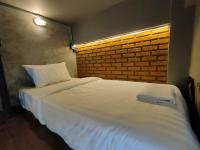 Premier Hostel Chiang Mai客房内的一张或多张床位