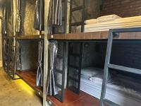 Premier Hostel Chiang Mai客房内的一张或多张双层床