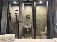 Premier Hostel Chiang Mai的一间浴室