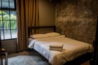 Premier Hostel Chiang Mai客房内的一张或多张床位