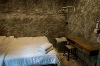 Premier Hostel Chiang Mai客房内的一张或多张床位