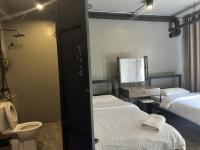 Premier Hostel Chiang Mai客房内的一张或多张床位
