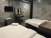 Premier Hostel Chiang Mai客房内的一张或多张床位