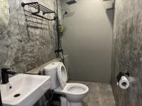 Premier Hostel Chiang Mai的一间浴室