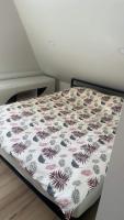 KalvarijaCentro apartamentai的一间卧室,床上有花纹