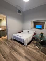 米兰Fiori 3 Apartment的一间卧室配有一张床和一张桌子,桌子是一张桌子