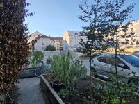 T2 refait à neuf avec parking à 1000m du lac外面的花园
