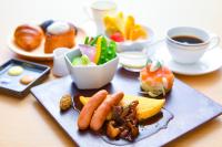 大阪大阪北新地莱斯酒店的桌上的食盘,配上食物