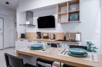 雅典Feel like home的厨房配有蓝色餐具的桌子