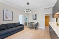 伦敦Cleveland Residences Paddington的带沙发和桌子的客厅
