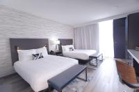 比洛克西Treasure Bay Casino &amp; Hotel-Adults Age 21 and Above的有两张床和一扇窗户的酒店房间