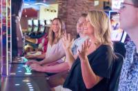 比洛克西Treasure Bay Casino &amp; Hotel-Adults Age 21 and Above的一群人坐在酒吧里
