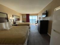 Polynesian Oceanfront Hotel客房内的一张或多张床位