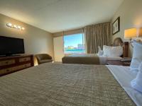 Polynesian Oceanfront Hotel客房内的一张或多张床位