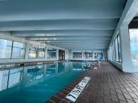 默特尔比奇Polynesian Oceanfront Hotel的建筑物内蓝色水的游泳池