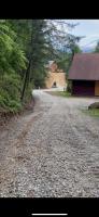 鸽子谷Dollywood! Brand new Dancing Bear 3-Bear Tracks的土路,有建筑和谷仓